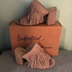 Matisse Moonshine Grey Color Suede 10M Slip in Shoe Boot with Fringe accent!